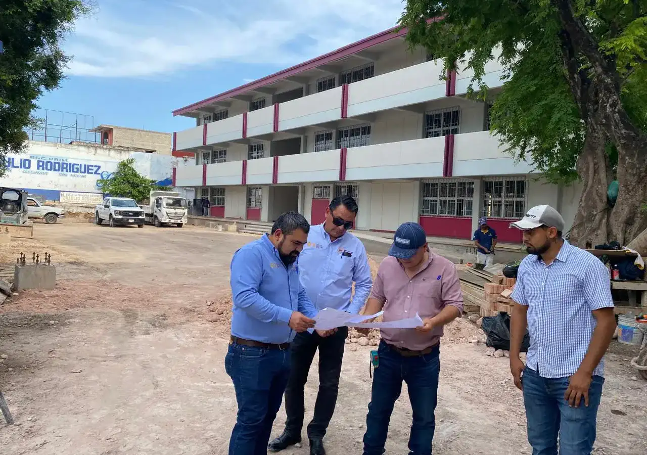 Vista de obras en construcción en la escuela primaria Braulio Rodríguez en Iguala, Guerrero.