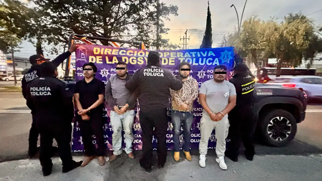 Patrulla de policía municipal en Toluca durante un operativo