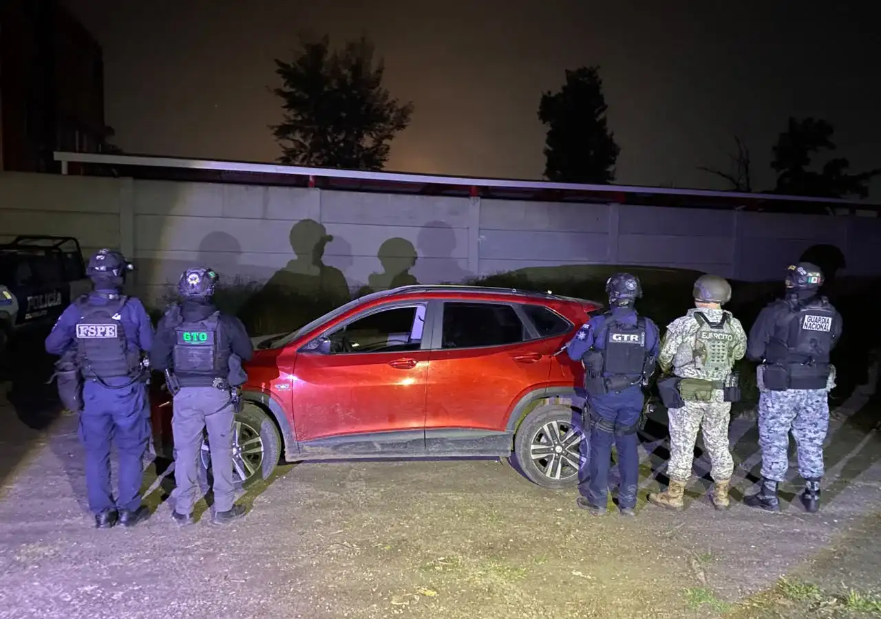 Camioneta roja y equipo táctico asegurado durante un operativo en Jaral del Progreso