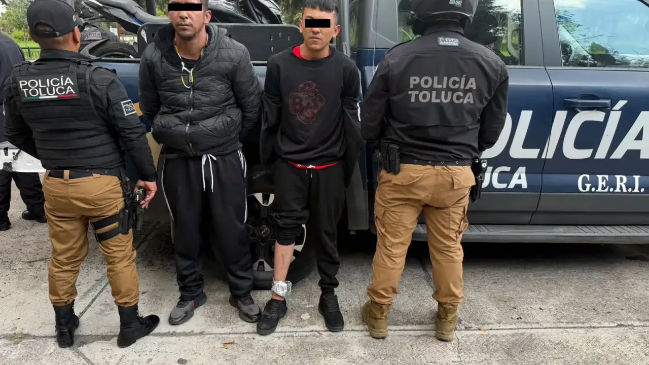 Motocicleta azul sin placas asegurada por policías municipales en Toluca