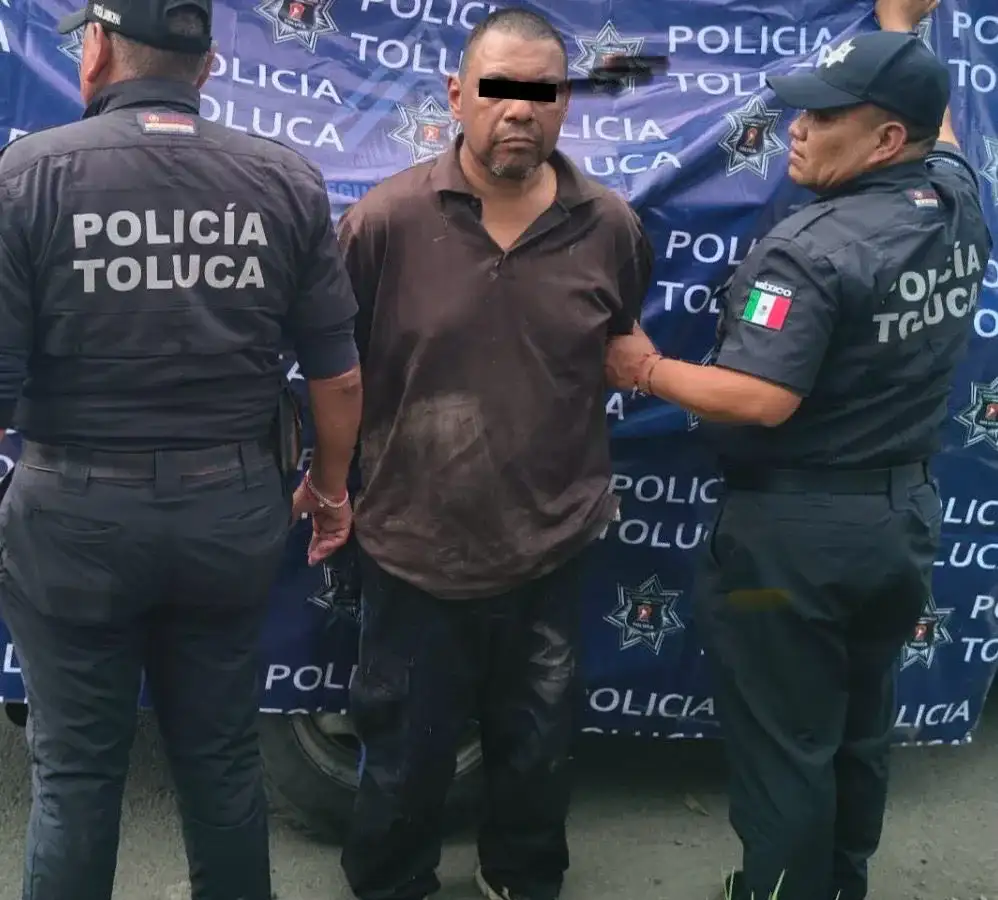Policía municipal de Toluca durante una detención