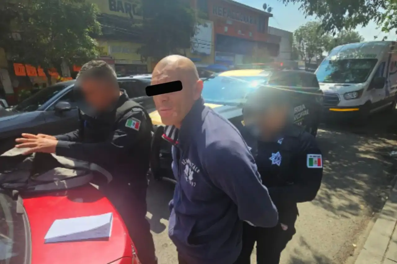 Uniformados de la Guardia Municipal de Naucalpan durante una detención