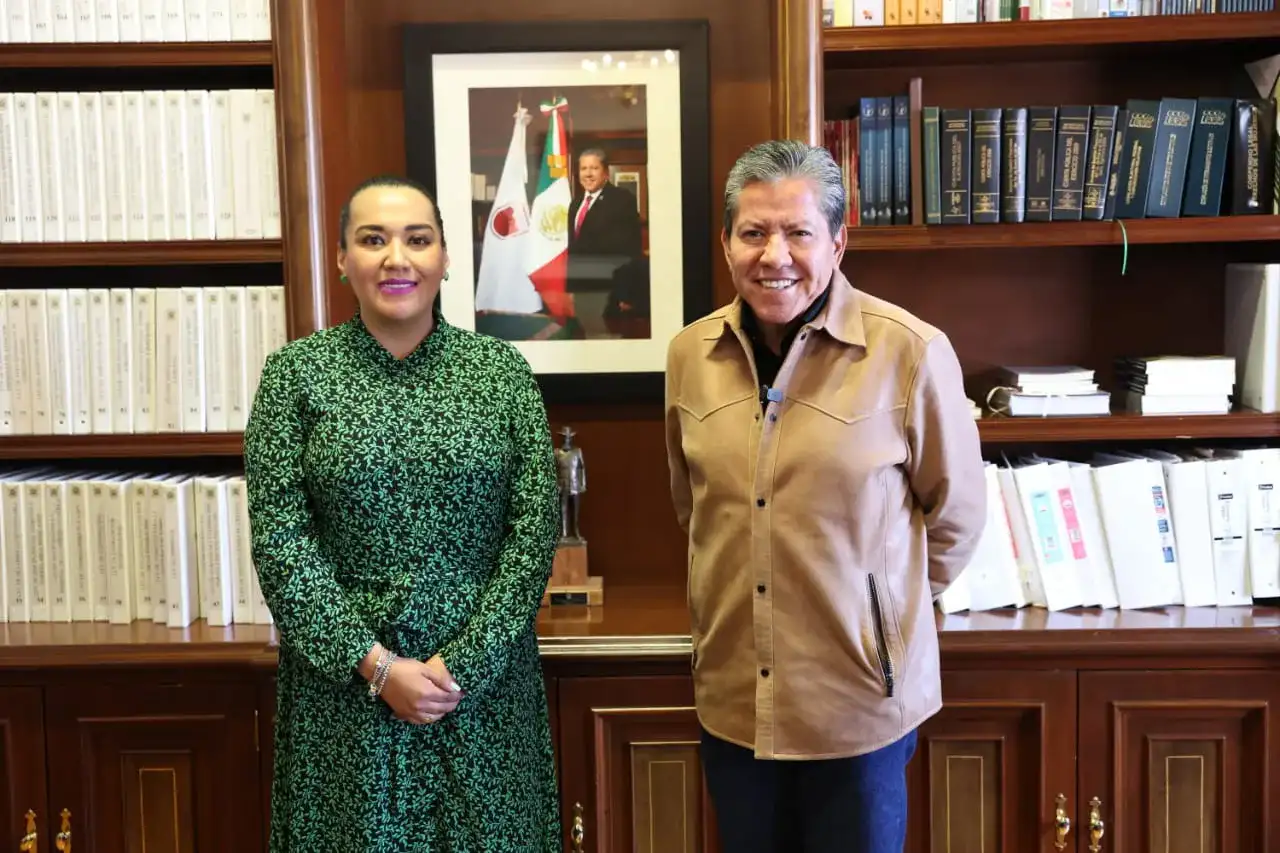 Gobernador de Zacatecas durante la entrega de un nombramiento en el gabinete estatal
