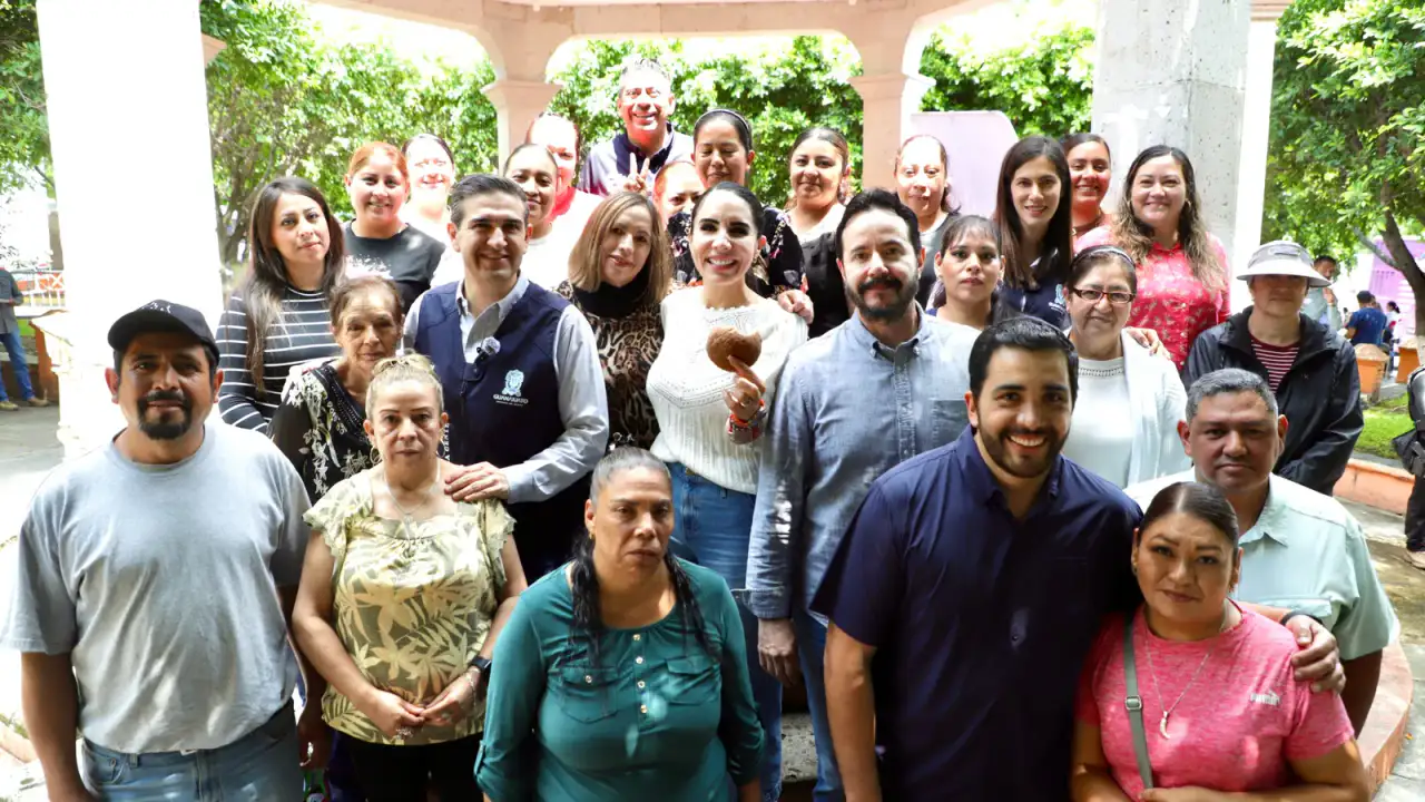 Entrega de paquetes alimentarios en comunidad de Moroleón