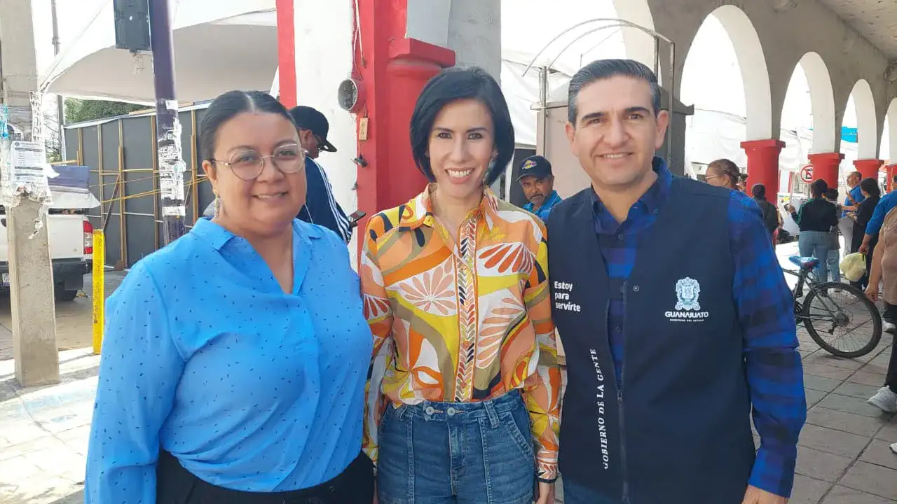 Personas en fila en módulos de atención del DIF en Romita