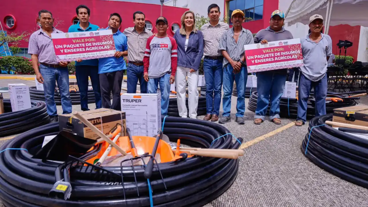 Productores agrícolas durante la entrega de insumos y enseres en Guerrero