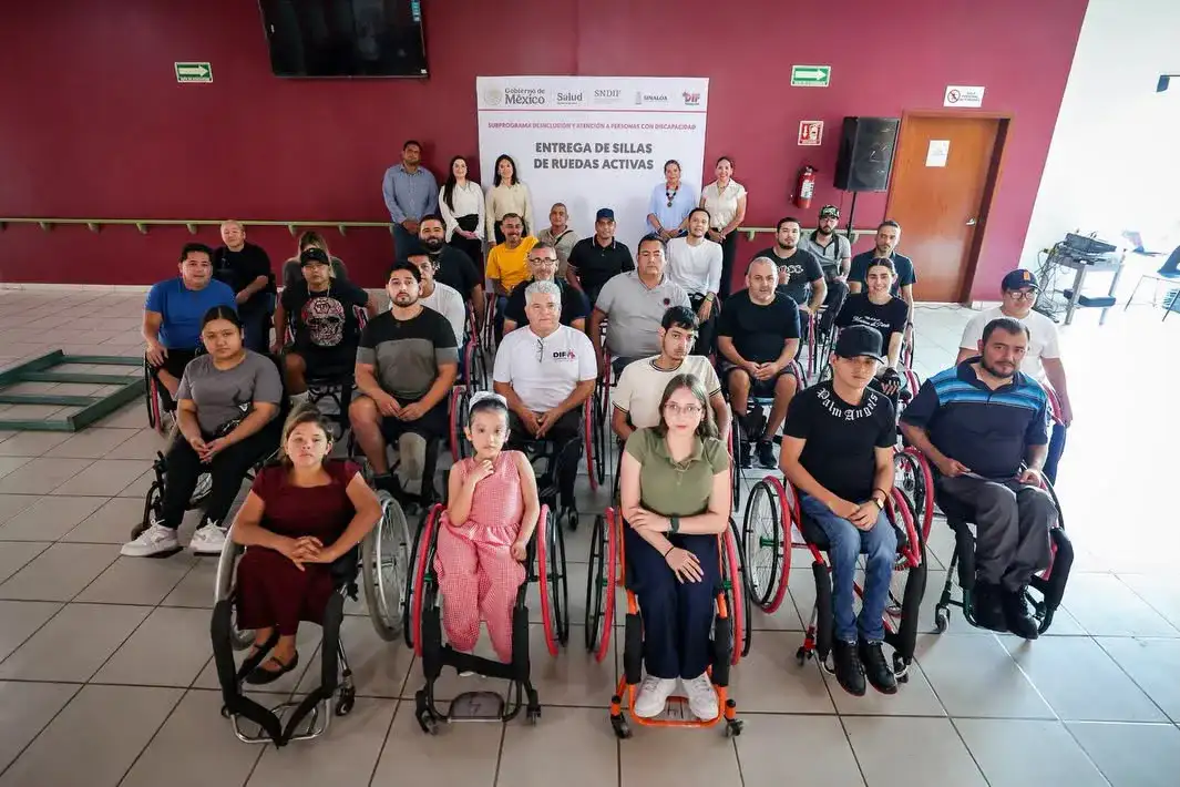 Personas con discapacidad durante la entrega de sillas de ruedas activas en Sinaloa