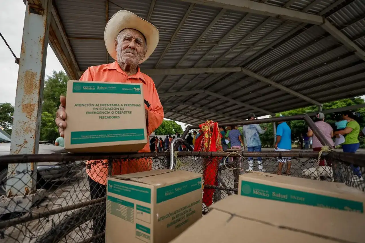 Pescadores y familias durante la entrega de canastas alimentarias en una comunidad costera