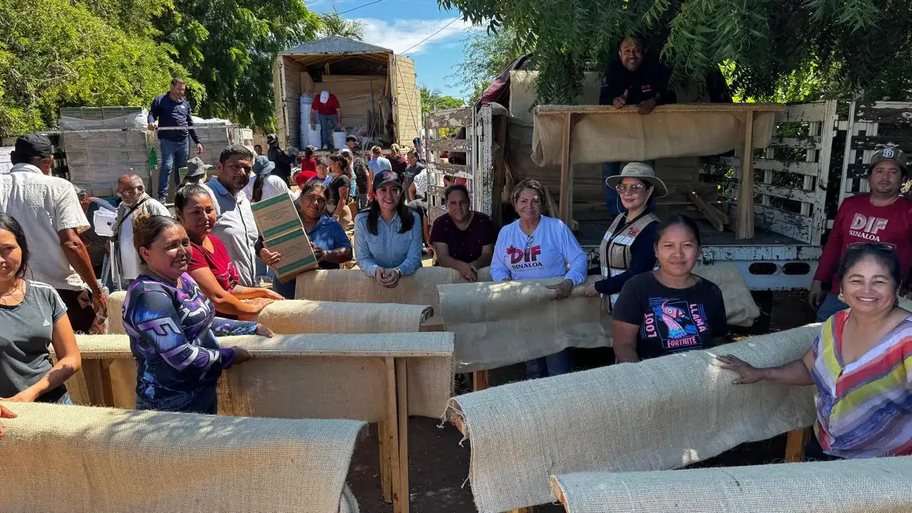 Entrega de apoyos a familias en la comunidad de La Pitahaya, Guasave