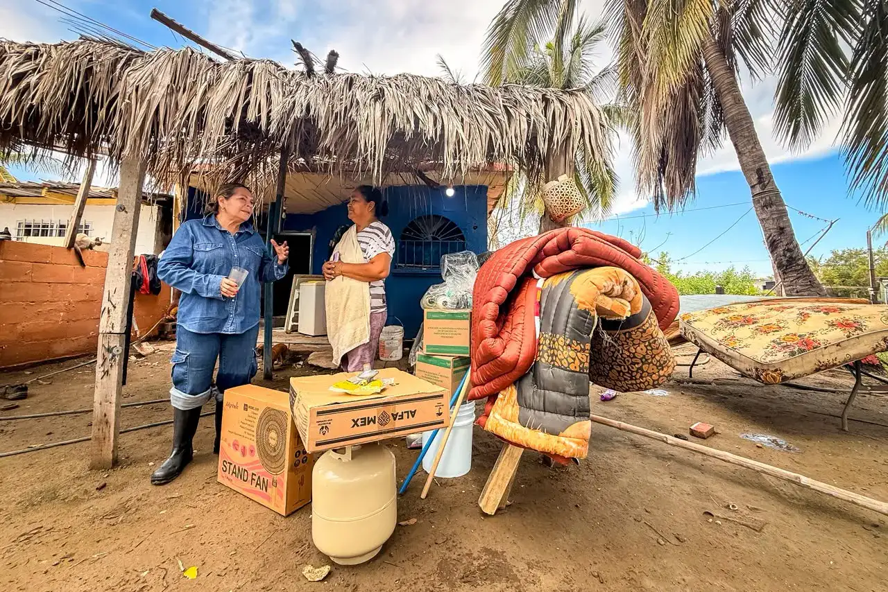 Familias recibiendo apoyos en una comunidad costera de Navolato, Sinaloa