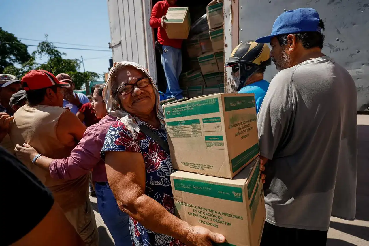 Familias de pescadores reciben apoyos alimentarios en una comunidad pesquera de Sinaloa