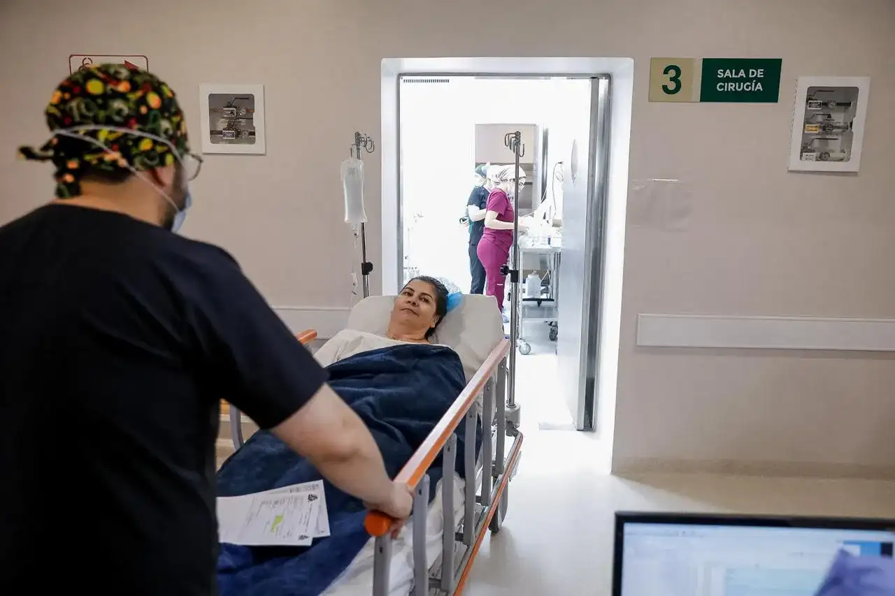 Mujeres y personal médico en una jornada de atención hospitalaria en Culiacán