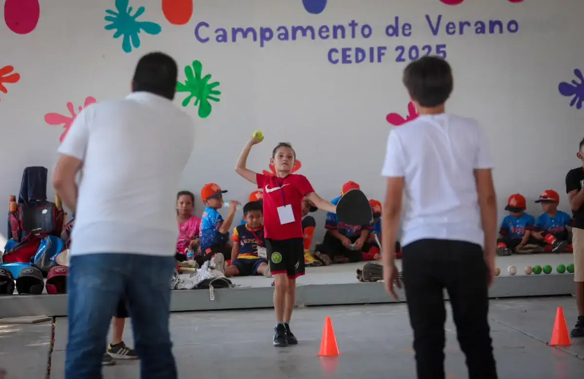 Niños realizando actividades en un campamento de verano del DIF Tamaulipas