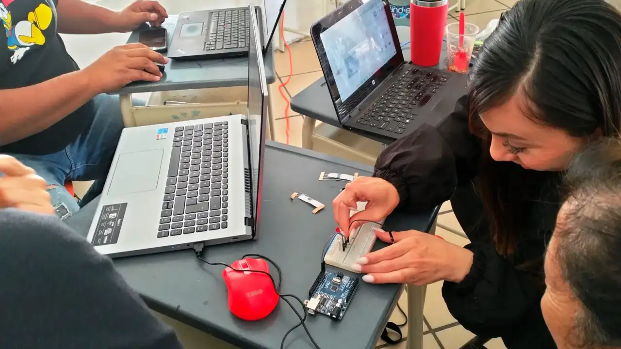 Docentes en un taller de robótica educativa en León, Guanajuato