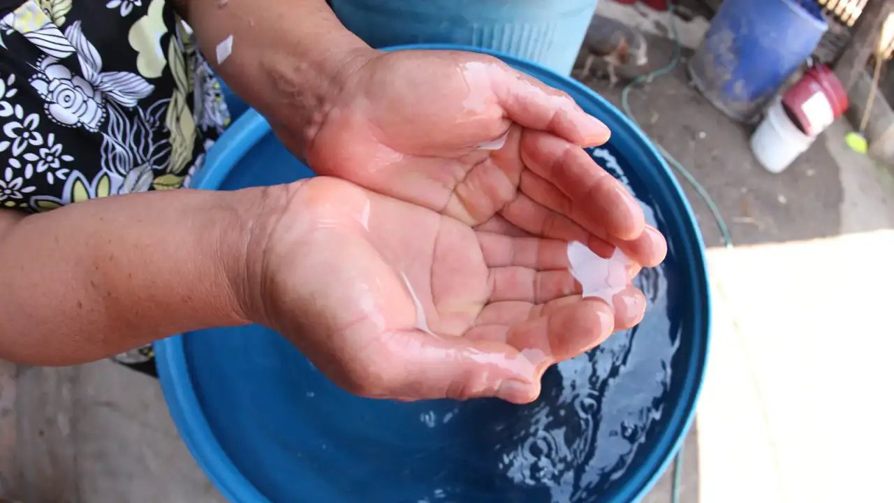 Trabajos de rehabilitación de red de agua potable en una comunidad rural