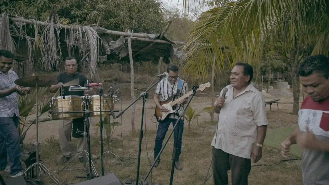 Personas asistiendo a la proyección de un documental en un teatro