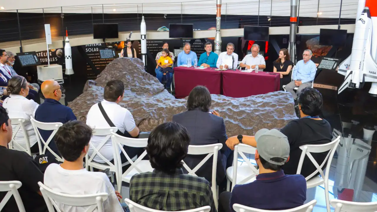 Entrega de fósiles de madera petrificada en el Centro de Ciencias de Sinaloa