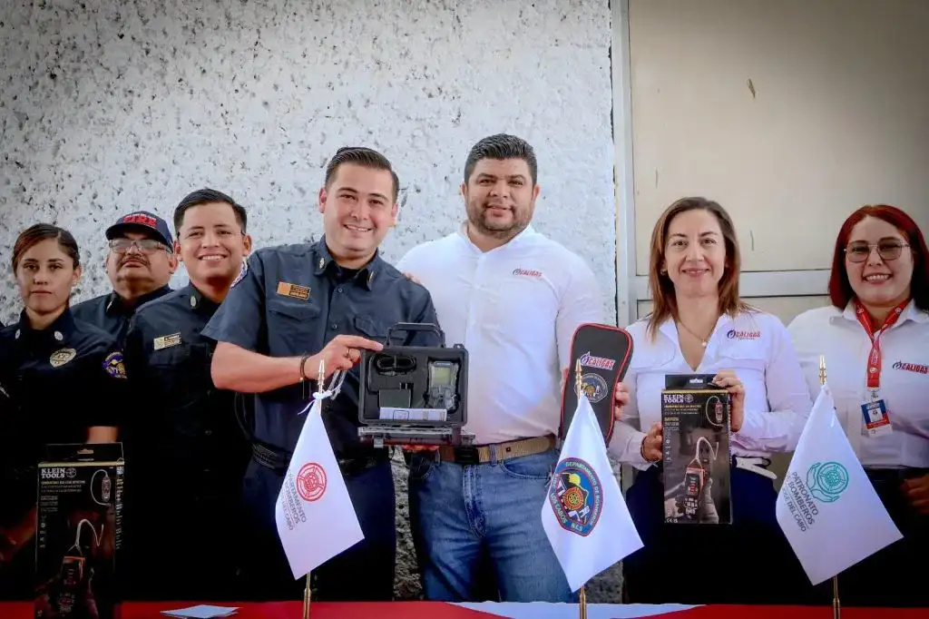 Bomberos con detectores de gas donados en San José del Cabo