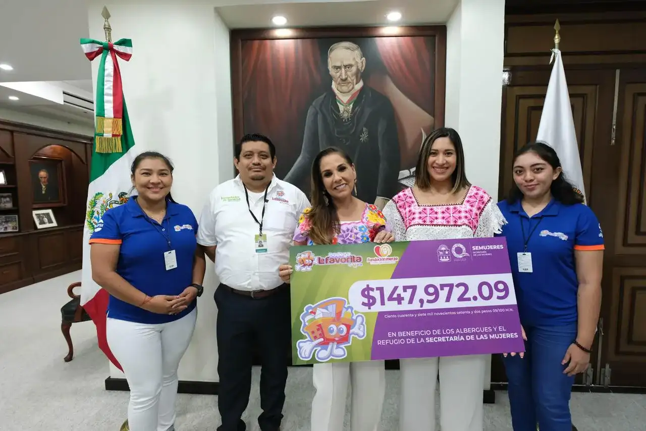 Representantes del gobierno de Quintana Roo y de una empresa durante la entrega de un donativo