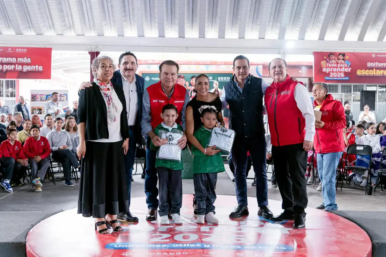 Estudiantes y autoridades durante el inicio del ciclo escolar en Durango