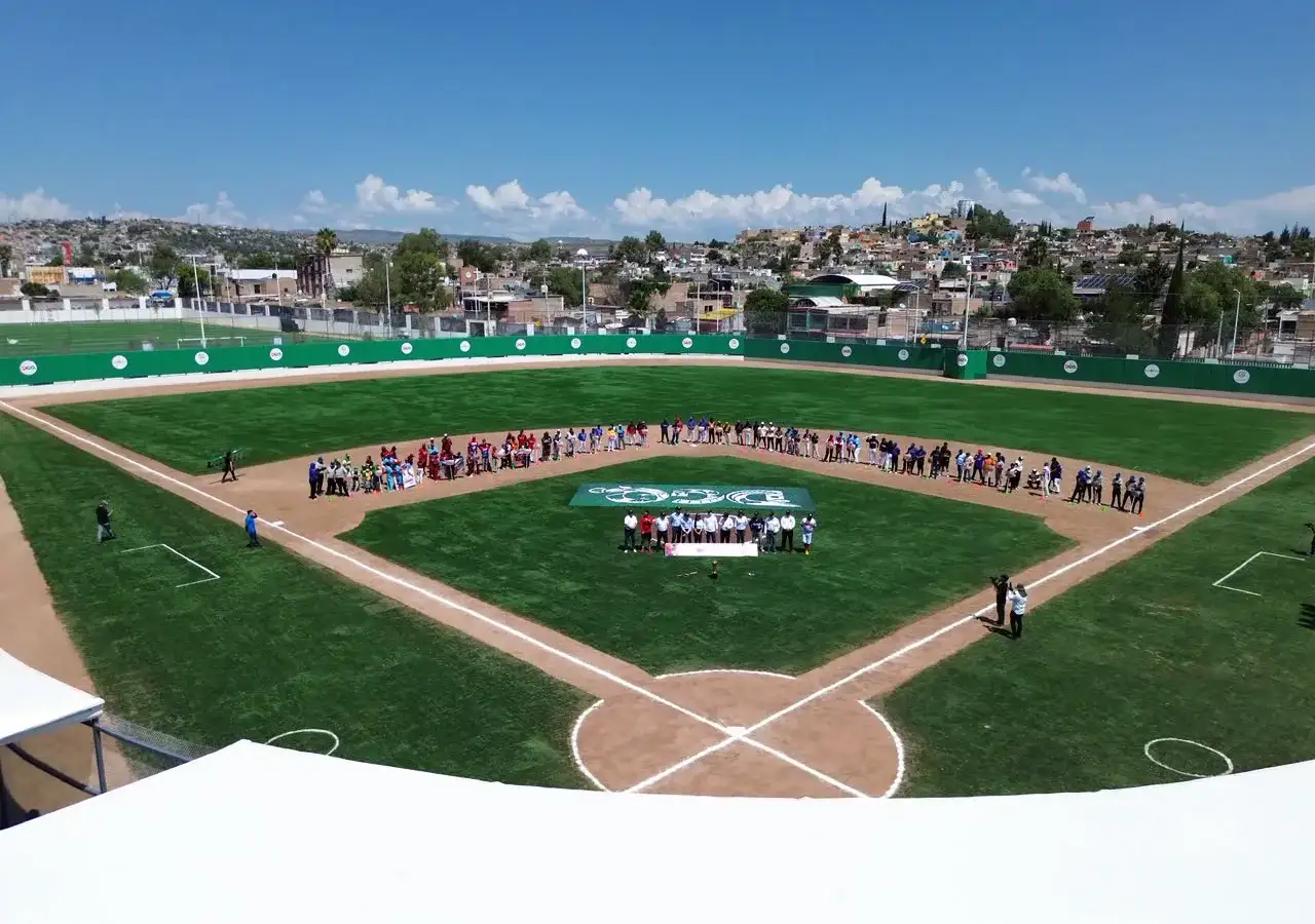Autoridades cortan el listón en la inauguración de la unidad deportiva Estación Central