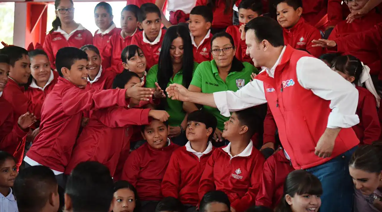Estudiantes de educación básica en un salón de clases en Durango