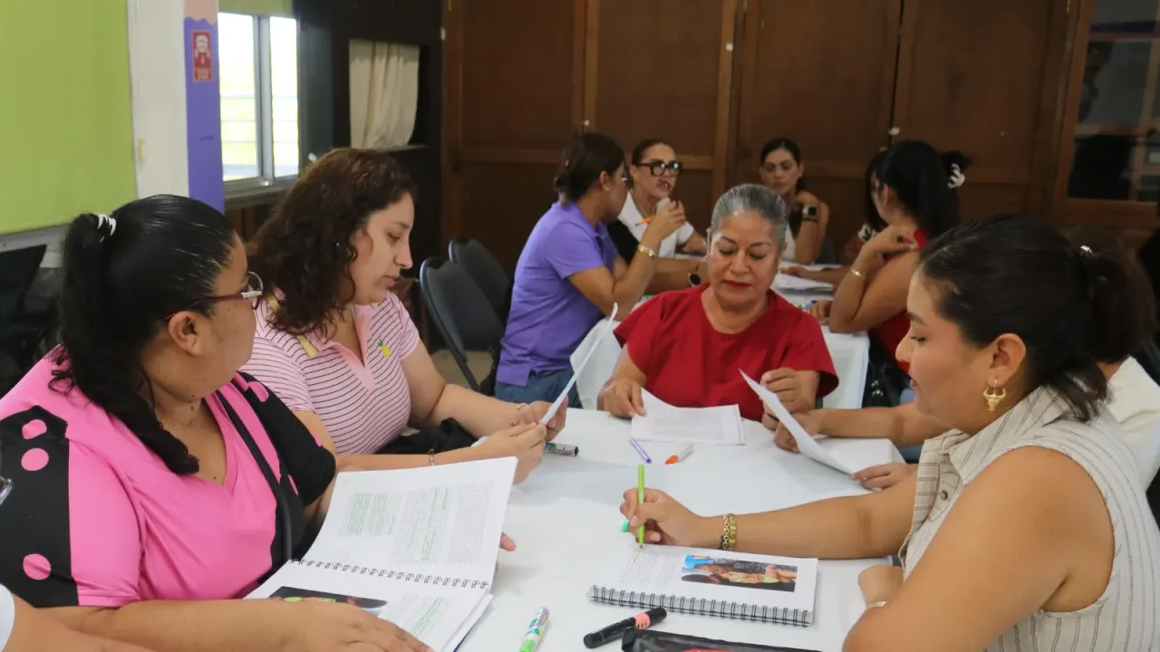 Educadoras y personal de Centros de Atención Infantil en una sesión de trabajo
