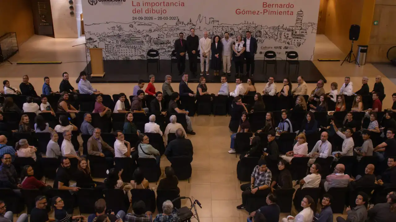 Sala de exposición con dibujos, planos y maquetas de arquitectura