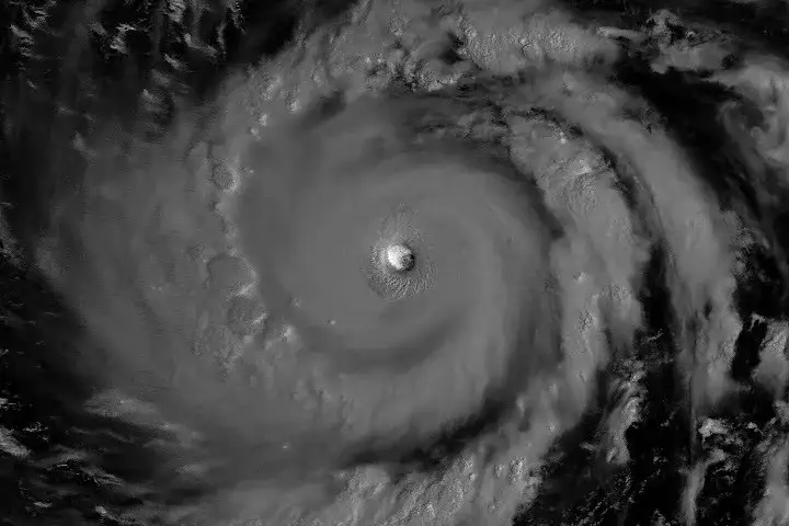 Imagen satelital nocturna del ojo del supertifón Bavi iluminado por la luna