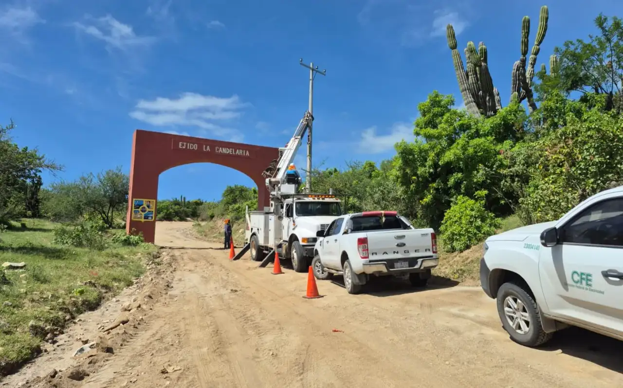 Postes de electricidad en una comunidad rural de Baja California Sur