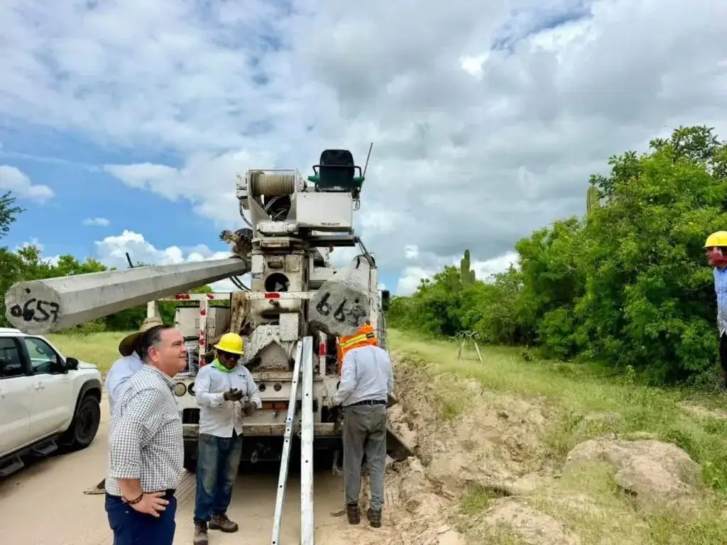 Postes de electricidad instalados en una comunidad rural de Los Cabos