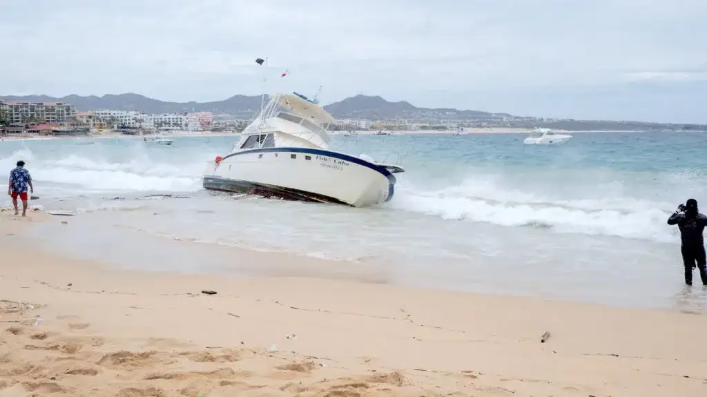 Embarcación varada en la orilla de playa El Médano en Cabo San Lucas