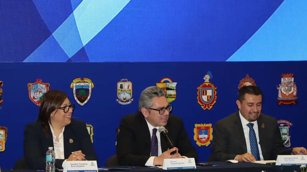 Reunión de funcionarios fiscales en sesión de trabajo en Guanajuato
