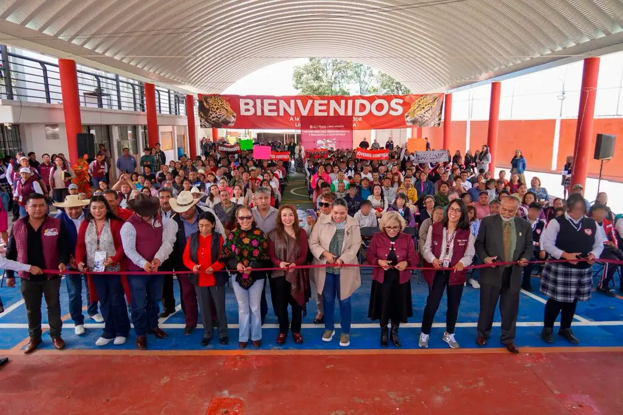 Alcaldesa Yoselin Mendoza inaugura arcotecho en escuela preparatoria en Nicolás Romero