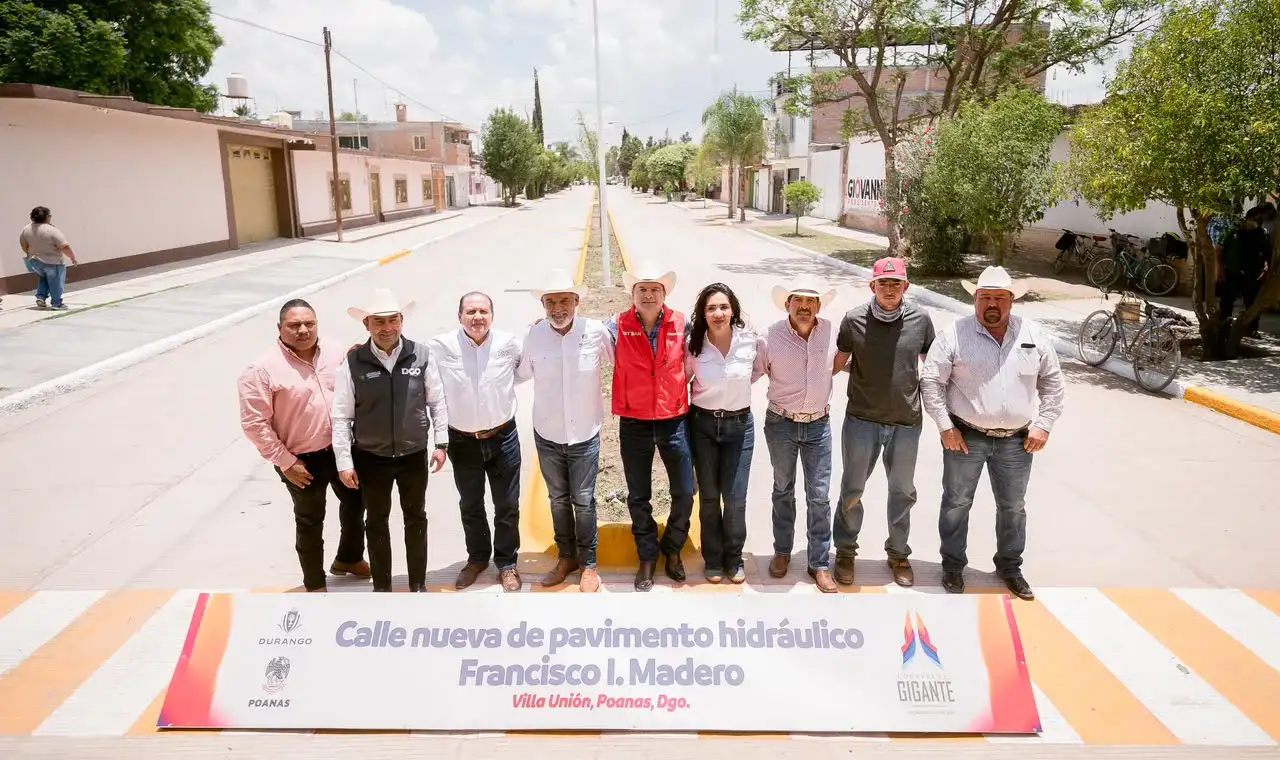 Entrega de semilla de avena a productores en Poanas, Durango
