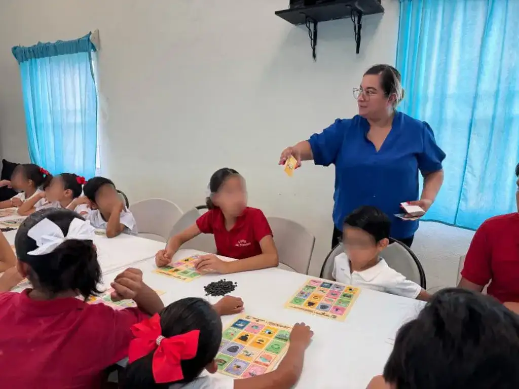 Niños participando en una lotería ambiental en Reynosa