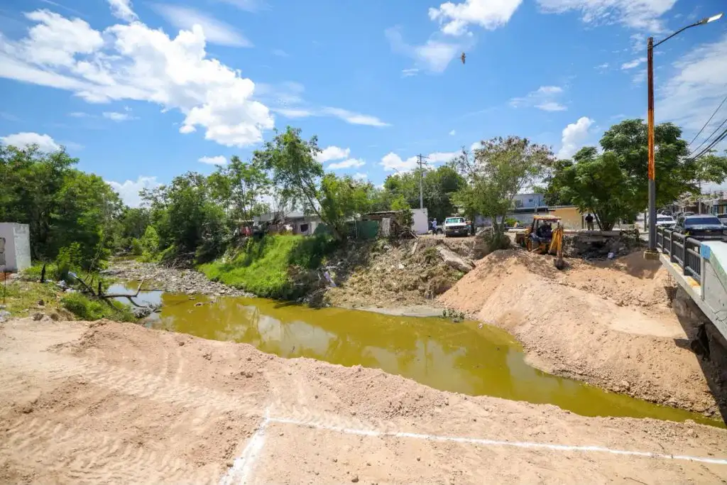 Puente en rehabilitación en la colonia Renacimiento de Reynosa