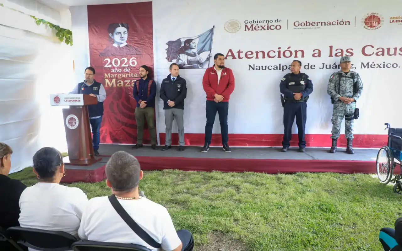 Personas plantando árboles en un campo de San Mateo Nopala, Naucalpan