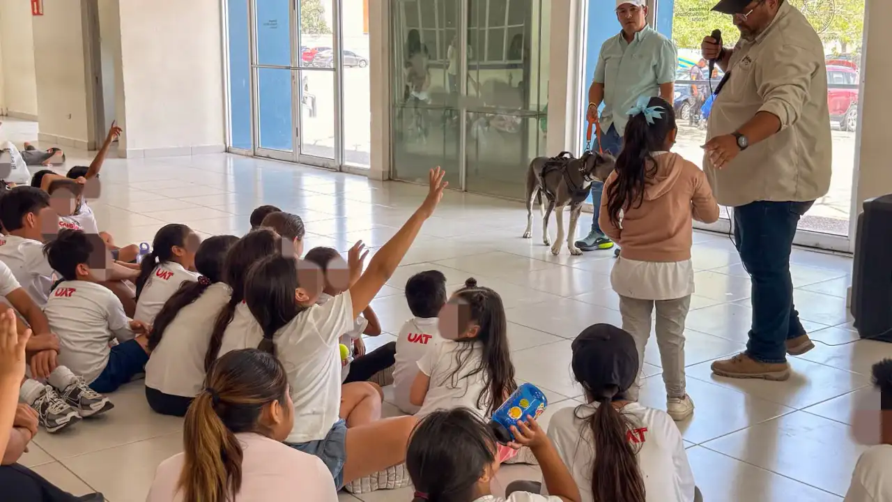 Niños participando en taller de cuidado de mascotas en la UAT de Reynosa