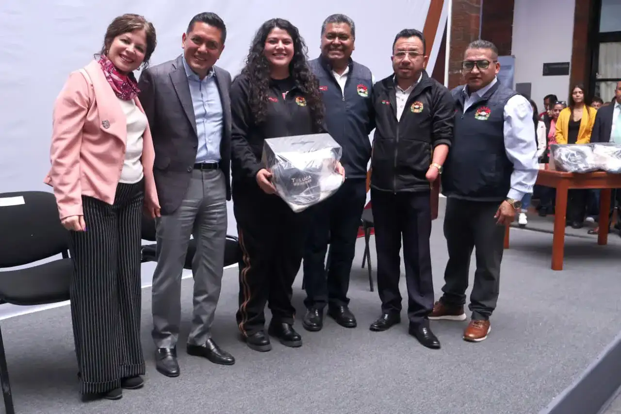 Trabajadores municipales de Toluca reciben uniformes en evento oficial