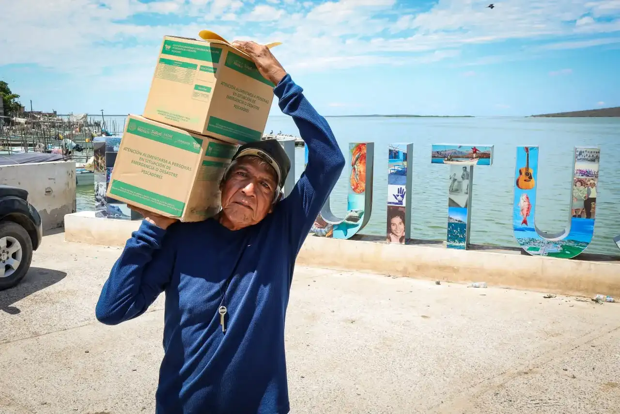 Entrega de despensas a pescadores en Sinaloa, con personal del DIF y beneficiarios