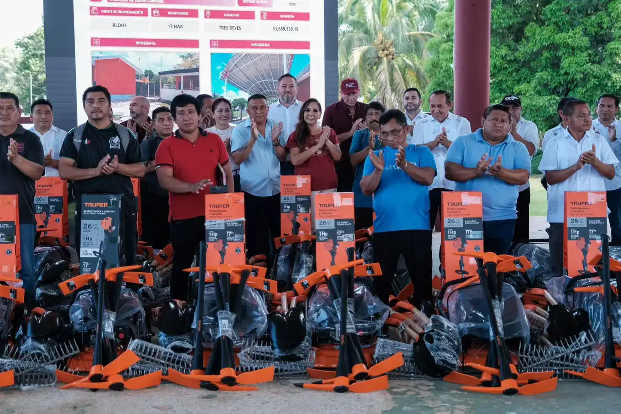 Entrega de kits de herramientas en evento comunitario en Quintana Roo