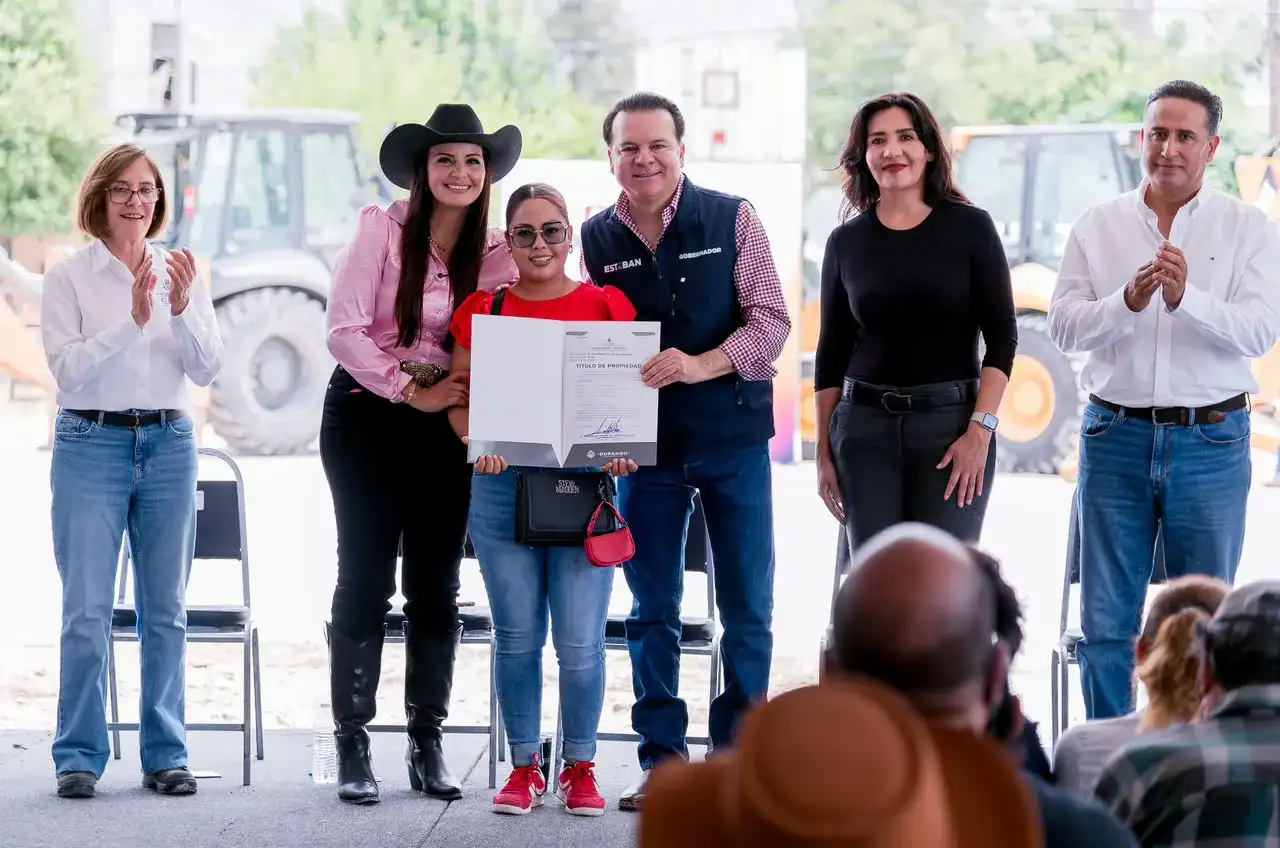Entrega de títulos de propiedad en Lerdo, Durango