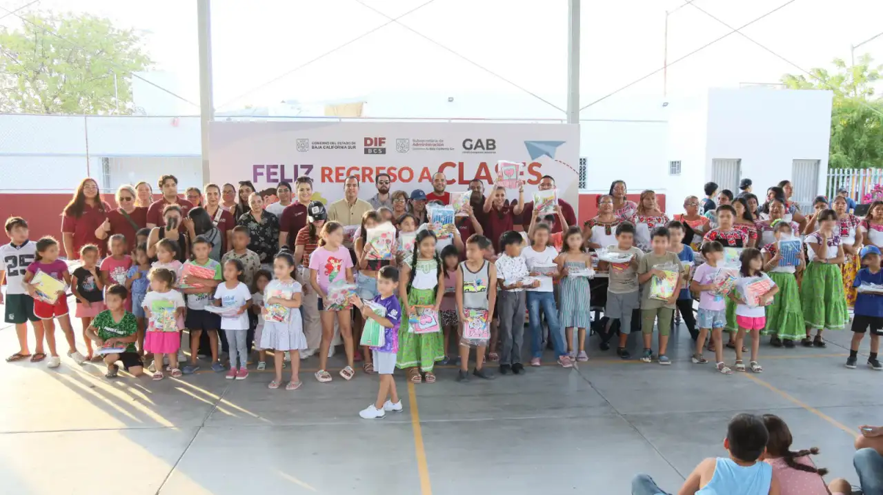 Entrega de paquetes de útiles escolares a niños en La Paz