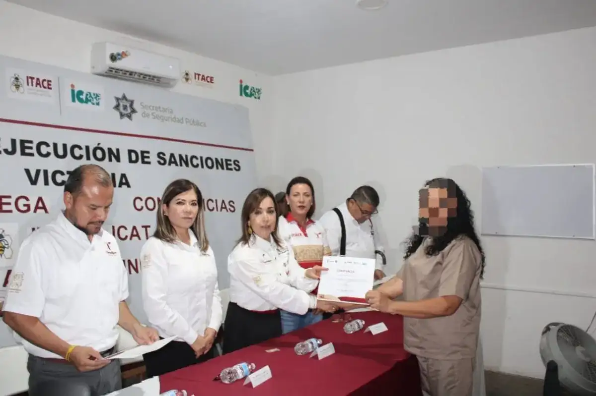 Ceremonia de entrega de constancias a internos en el CEDES Victoria, Tamaulipas
