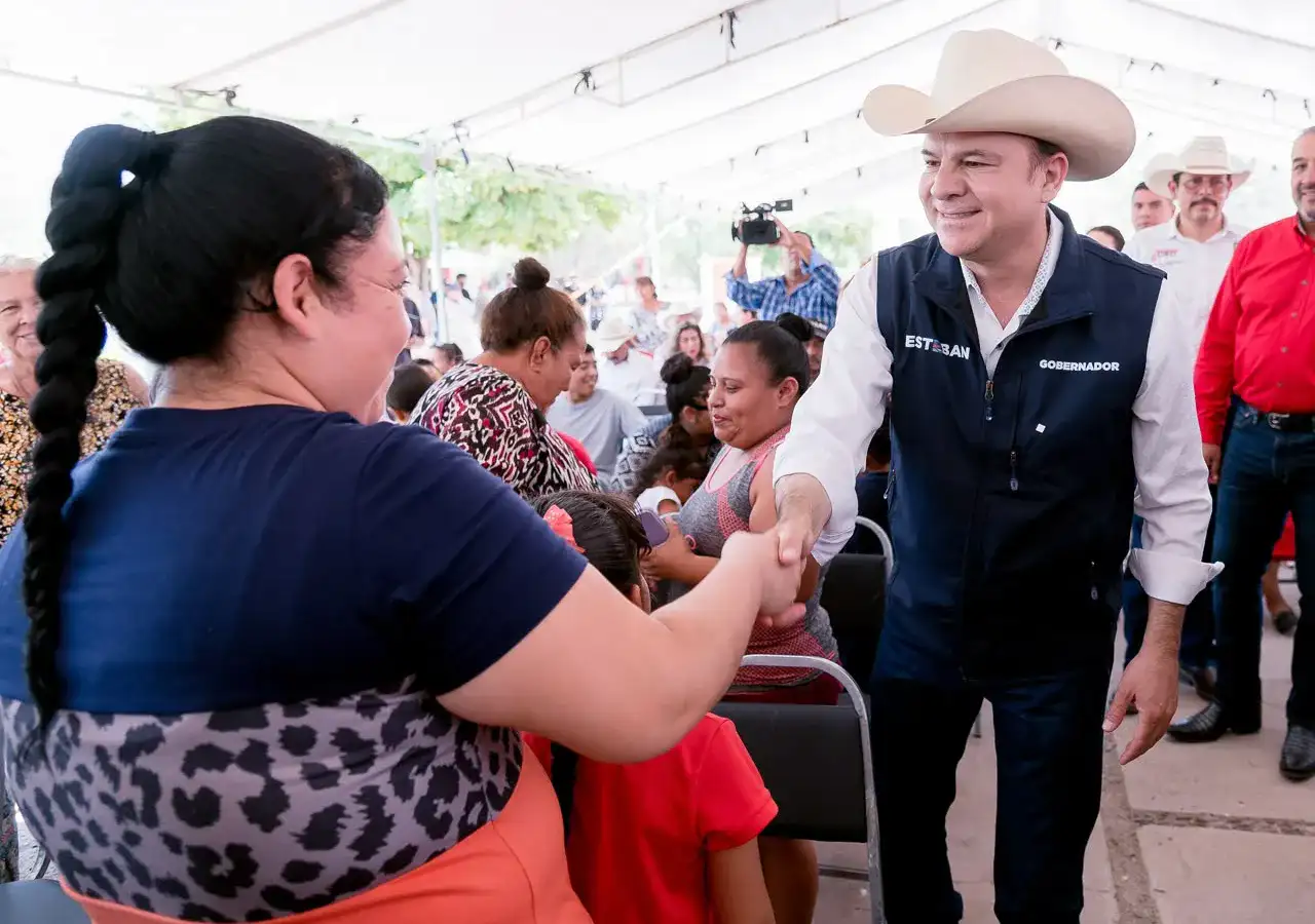 Gobernador Esteban Villegas durante entrega de suplemento alimenticio a caprinocultores en Gómez Palacio