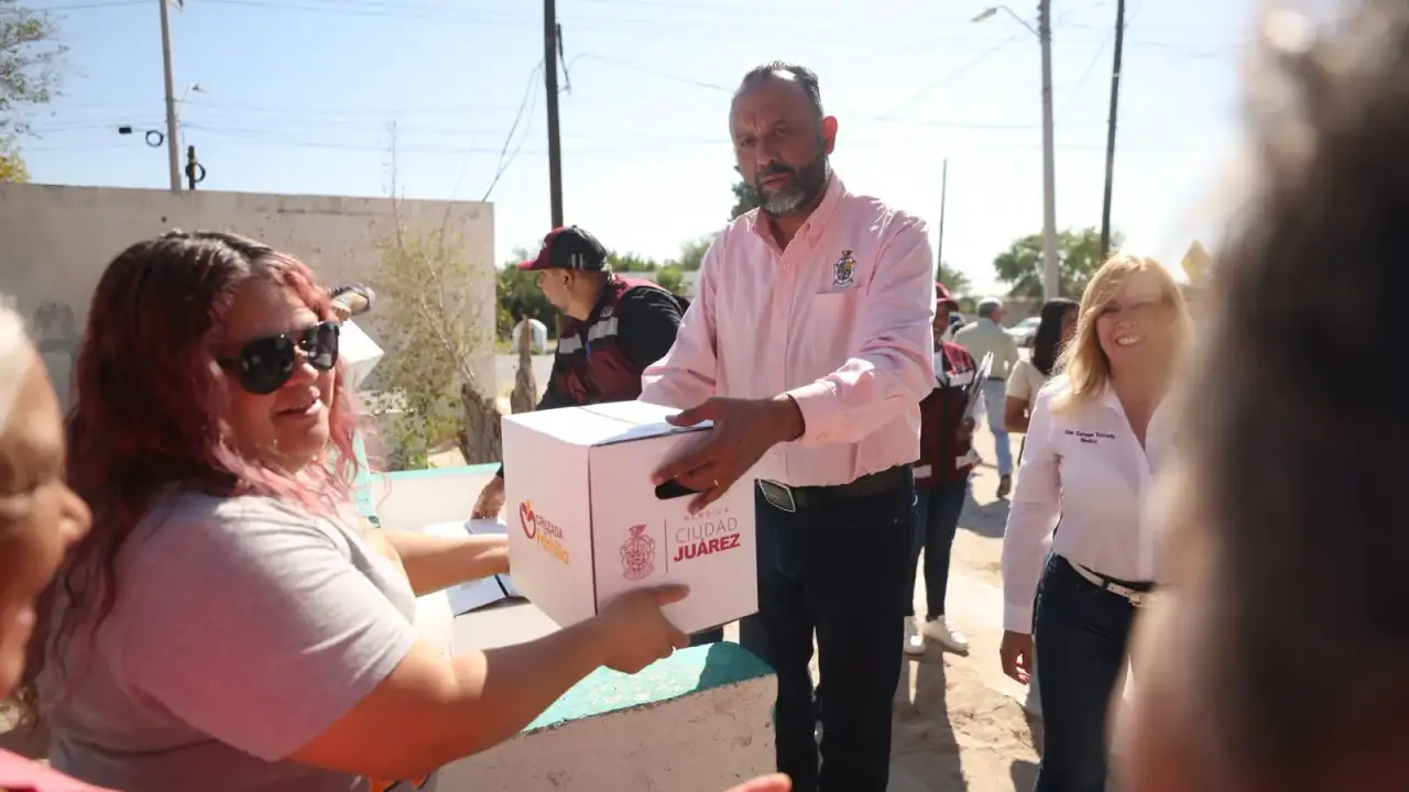 Entrega de despensas a familias en el Valle de Juárez