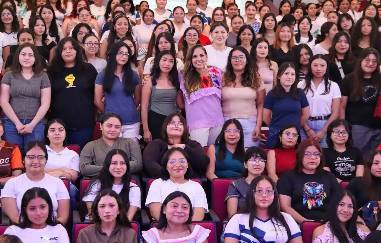 Entrega de becas a mujeres estudiantes en Quintana Roo