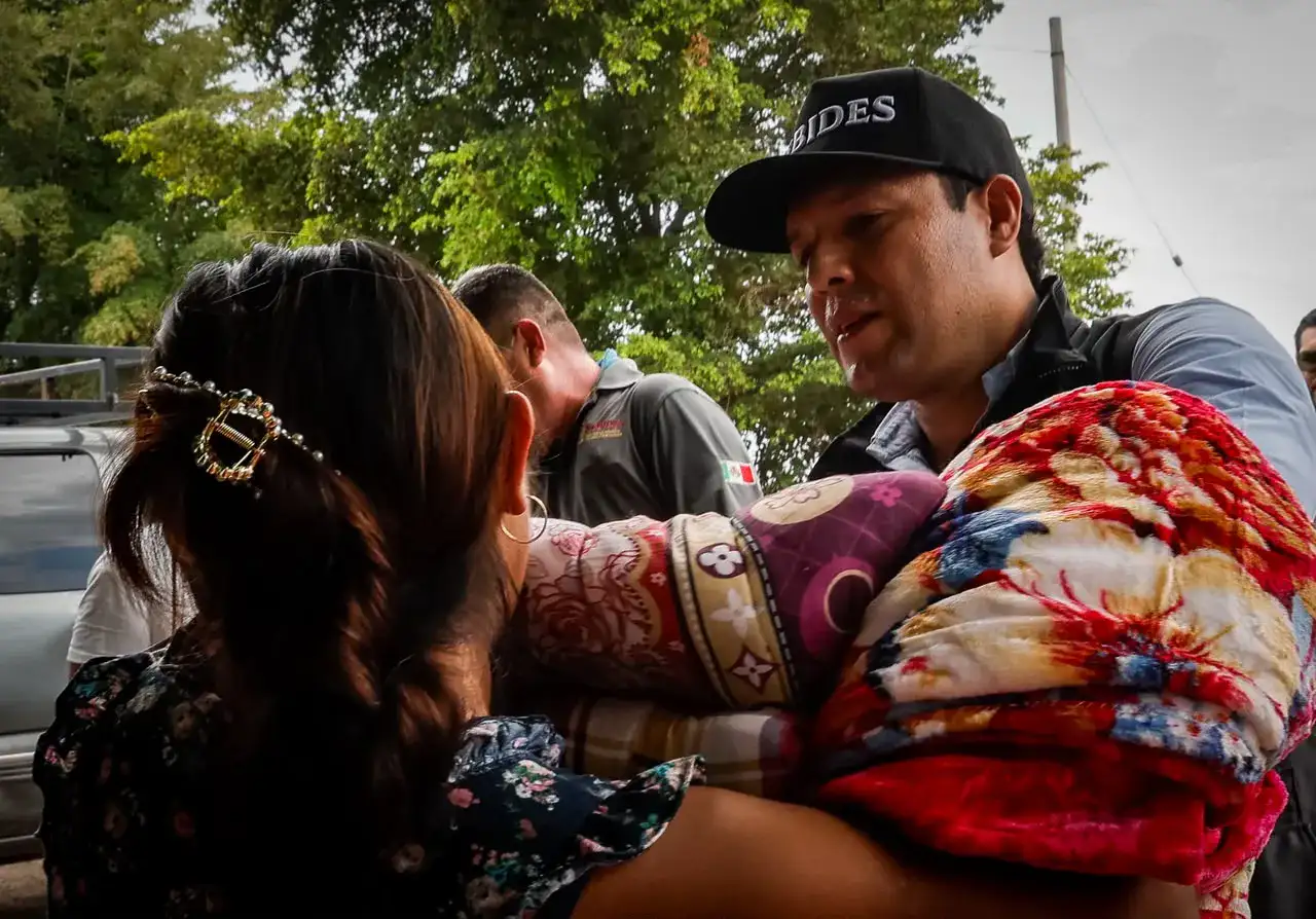 Entrega de catres y cobijas a familias en comunidad La Catorce, Sinaloa