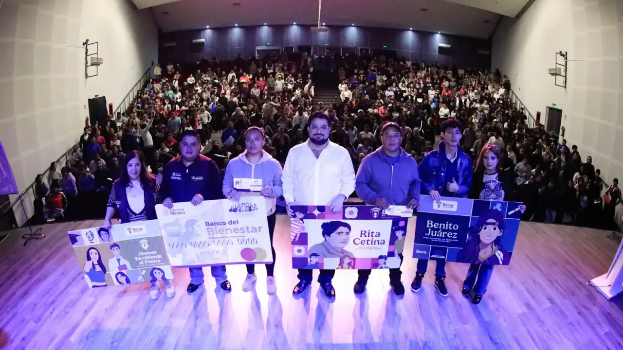 Entrega de tarjetas de la Beca Rita Cetina en Naucalpan